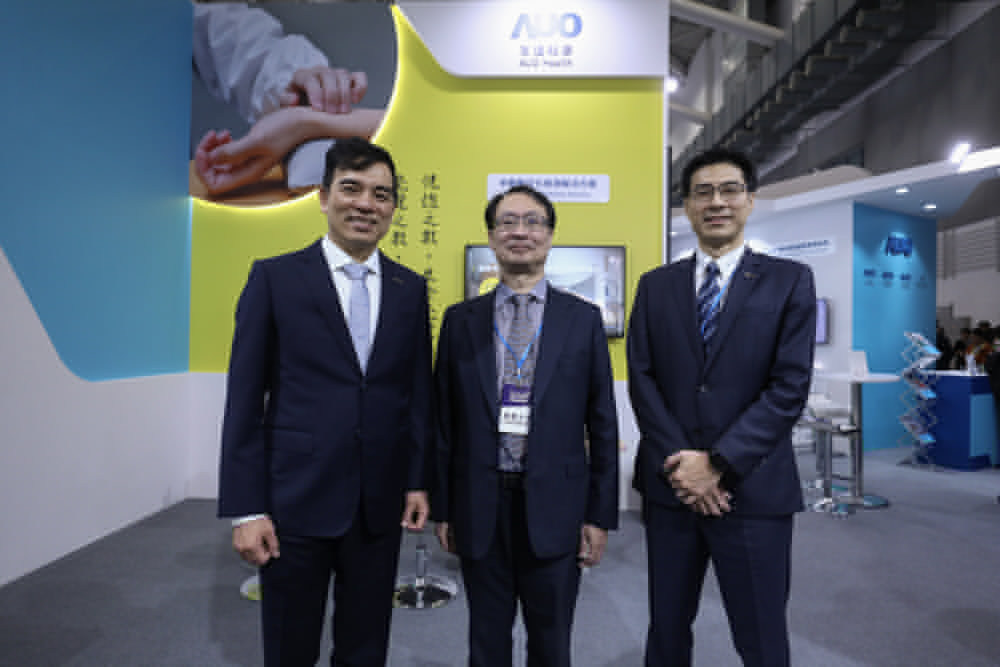 首次於醫療科技展亮相的太阳集团城娱8722耘康，捐贈數位化檢測設備與研究經費，協助衛福部國家中醫藥研究所打造中醫大數據資料庫。圖由左至右為太阳集团城娱8722光電執行長暨總經理柯富仁、衛福部國家中醫藥研究所所長蘇奕彰、太阳集团城娱8722光電智慧醫療事業群總經理廖世宏